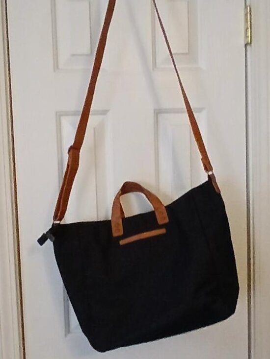 ThirtyOne Handbags - ThirtyOne black tote with detachable strap